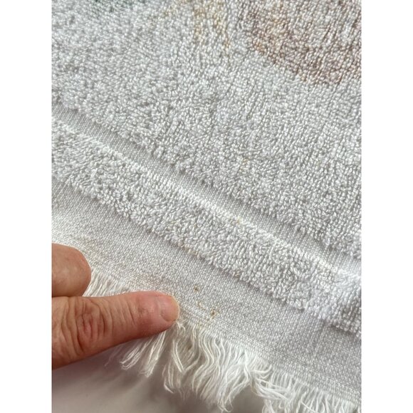 Vintage 70s bath towel, white, orange and yellow flowers and greenery, fringed - Picture 7 of 9